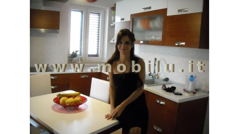 Cucine componibili Lecce e provincia realizzate in esecuzione angolare con piano colazione e sgabelli coordinati