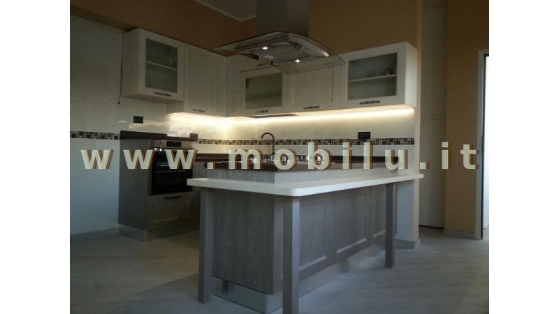 Cucine componibili Lecce e provincia realizzate in listellare Rovere con base mordenzata sbiancato