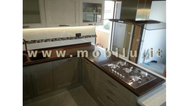 Cucine componibili Lecce e provincia realizzate in listellare Rovere con base mordenzata sbiancato e pensili laccati bianco