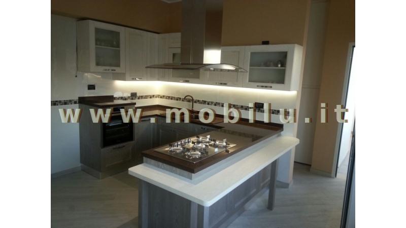 Cucine componibili Lecce e provincia realizzate in listellare Rovere con base mordenzata sbiancato e pensili laccati bianco a poro aperto
